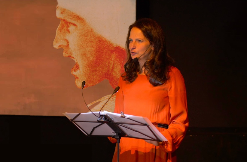 Isabelle de La Selle en voyage en art, devant une œuvre projetée